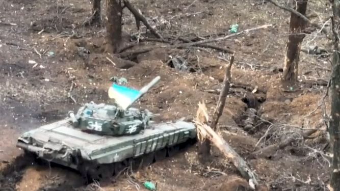 Video: Ničivý útok. Tank najel přímo do ruského zákopu a začal střílet